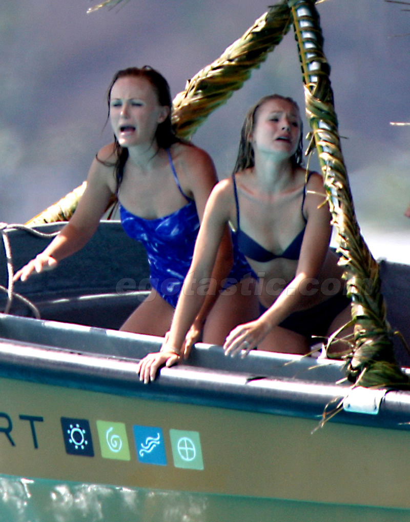 Couples Retreat (2009) - on set shot with a screaming Kristen Bell and Malin Akerman